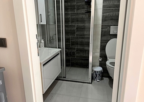 شقة غرفتين وصالة - مطبخ منفصل - ضمن مجمع جديد - في محمودلار / الانيا 