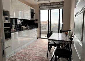 شقة غرفتين وصالة - مطبخ منفصل - ضمن مجمع جديد - في محمودلار / الانيا 