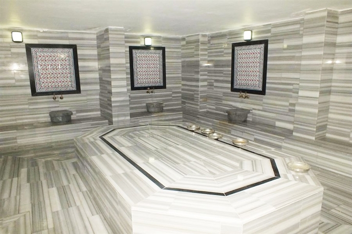 اول صف على البحر - شقة غرفة وصالة مفروشة -ضمن مجمع حديث - في كاستل / الانيا 