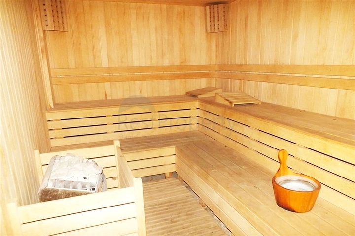 اول صف على البحر - شقة غرفة وصالة مفروشة -ضمن مجمع حديث - في كاستل / الانيا 