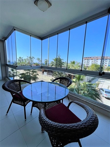 اول صف على البحر - شقة غرفة وصالة مفروشة -ضمن مجمع حديث - في كاستل / الانيا 