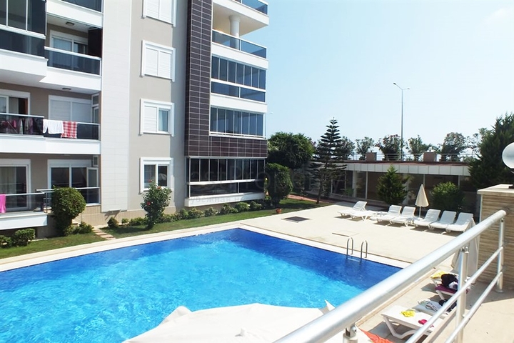 اول صف على البحر - شقة غرفة وصالة مفروشة -ضمن مجمع حديث - في كاستل / الانيا 