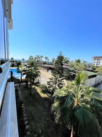 اول صف على البحر - شقة غرفة وصالة مفروشة -ضمن مجمع حديث - في كاستل / الانيا 