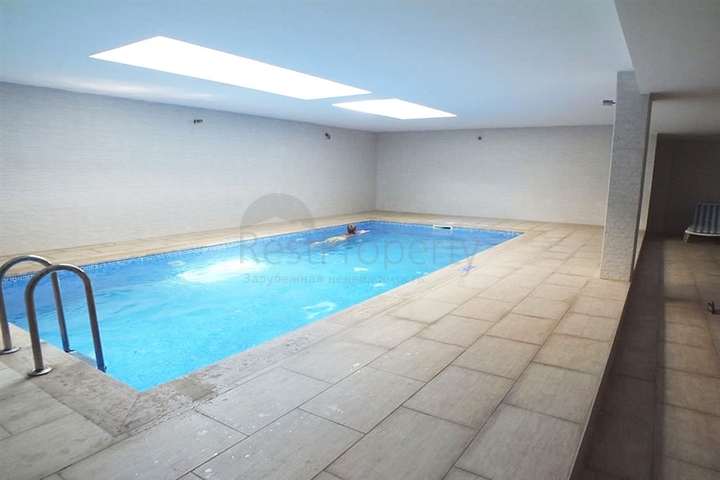 اول صف على البحر - شقة غرفة وصالة مفروشة -ضمن مجمع حديث - في كاستل / الانيا 