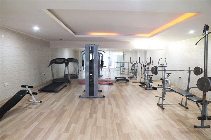 اول صف على البحر - شقة غرفة وصالة مفروشة -ضمن مجمع حديث - في كاستل / الانيا 