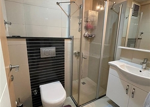 اول صف على البحر - شقة غرفة وصالة مفروشة -ضمن مجمع حديث - في كاستل / الانيا 