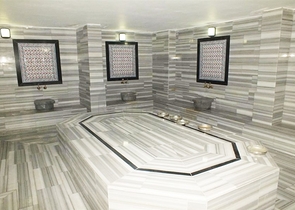 اول صف على البحر - شقة غرفة وصالة مفروشة -ضمن مجمع حديث - في كاستل / الانيا 