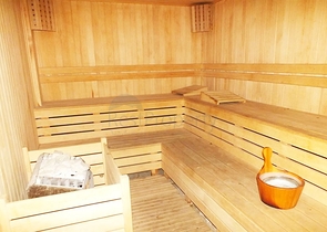 اول صف على البحر - شقة غرفة وصالة مفروشة -ضمن مجمع حديث - في كاستل / الانيا 