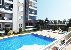 اول صف على البحر - شقة غرفة وصالة مفروشة -ضمن مجمع حديث - في كاستل / الانيا 