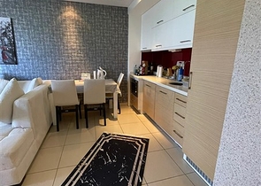 اول صف على البحر - شقة غرفة وصالة مفروشة -ضمن مجمع حديث - في كاستل / الانيا 