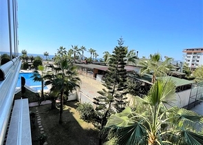 اول صف على البحر - شقة غرفة وصالة مفروشة -ضمن مجمع حديث - في كاستل / الانيا 