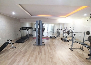 اول صف على البحر - شقة غرفة وصالة مفروشة -ضمن مجمع حديث - في كاستل / الانيا 