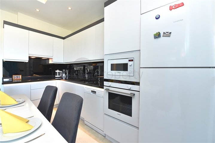 على البحر مباشرة - دوبلكس غرفتين وصالة -ضمن مجمع فاخر - في محمودلار/ الانيا 