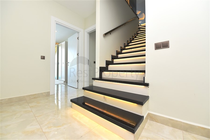 على البحر مباشرة - دوبلكس غرفتين وصالة -ضمن مجمع فاخر - في محمودلار/ الانيا 