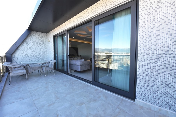 على البحر مباشرة - دوبلكس غرفتين وصالة -ضمن مجمع فاخر - في محمودلار/ الانيا 