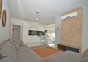 دوبلكس 3 غرف وصالة -مفروشة بأناقة -ضمن مجمع يضم كافة الخدمات - في كاستل / الانيا 