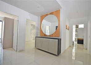 دوبلكس 3 غرف وصالة -مفروشة بأناقة -ضمن مجمع يضم كافة الخدمات - في كاستل / الانيا 