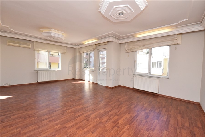 شقة عائلية واسعة - تصميم 3 غرف وصالة - في مركز الانيا 