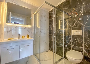 شقة زاوية - غرفتين وصالة مع مطبخ منفصل - مفروشة وضمن مجمع جديد - في ديمرتاش / الانيا 