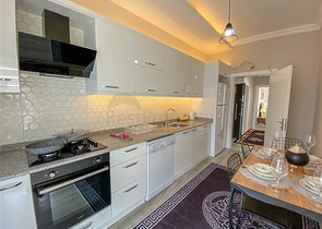 شقة زاوية - غرفتين وصالة مع مطبخ منفصل - مفروشة وضمن مجمع جديد - في ديمرتاش / الانيا 