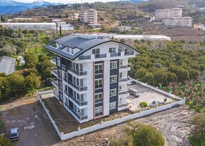 شقة زاوية - غرفتين وصالة مع مطبخ منفصل - مفروشة وضمن مجمع جديد - في ديمرتاش / الانيا 