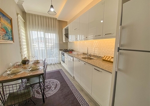 شقة زاوية - غرفتين وصالة مع مطبخ منفصل - مفروشة وضمن مجمع جديد - في ديمرتاش / الانيا 