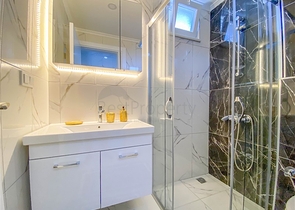 اطلالة على الطبيعة الخضراء - شقة انيقة ضمن مجمع جديد - تصميم غرفتين وصالة مع مطبخ منفصل - في ديمرتاش / الانيا 