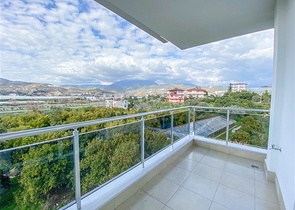 اطلالة على الطبيعة الخضراء - شقة انيقة ضمن مجمع جديد - تصميم غرفتين وصالة مع مطبخ منفصل - في ديمرتاش / الانيا 