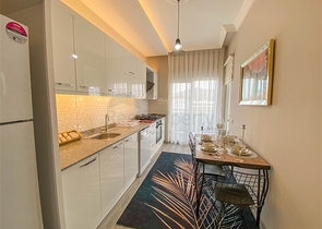 اطلالة على الطبيعة الخضراء - شقة انيقة ضمن مجمع جديد - تصميم غرفتين وصالة مع مطبخ منفصل - في ديمرتاش / الانيا 