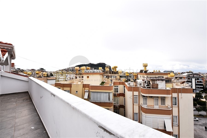 دوبلكس واسعة ضمن مجمع جديد - تصميم 6 غرف وصالتين - في مركز الانيا 