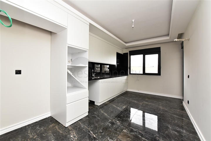 دوبلكس واسعة ضمن مجمع جديد - تصميم 6 غرف وصالتين - في مركز الانيا 