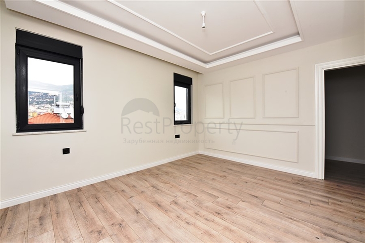 دوبلكس واسعة ضمن مجمع جديد - تصميم 6 غرف وصالتين - في مركز الانيا 