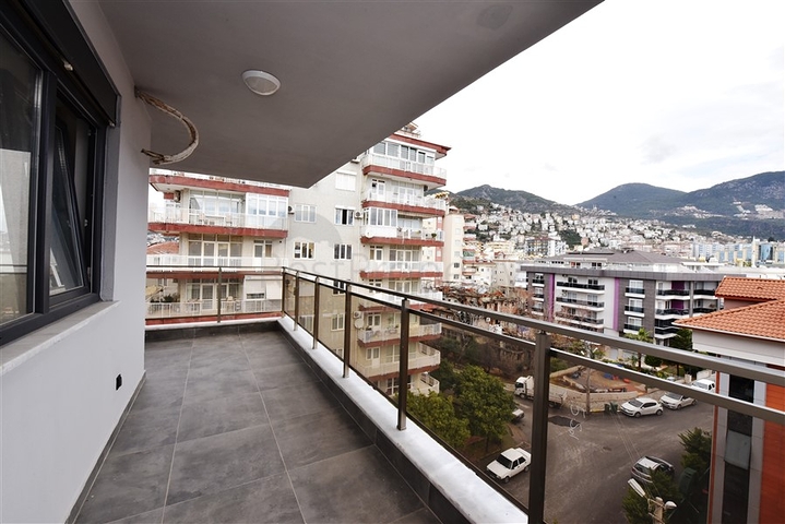 دوبلكس واسعة ضمن مجمع جديد - تصميم 6 غرف وصالتين - في مركز الانيا 