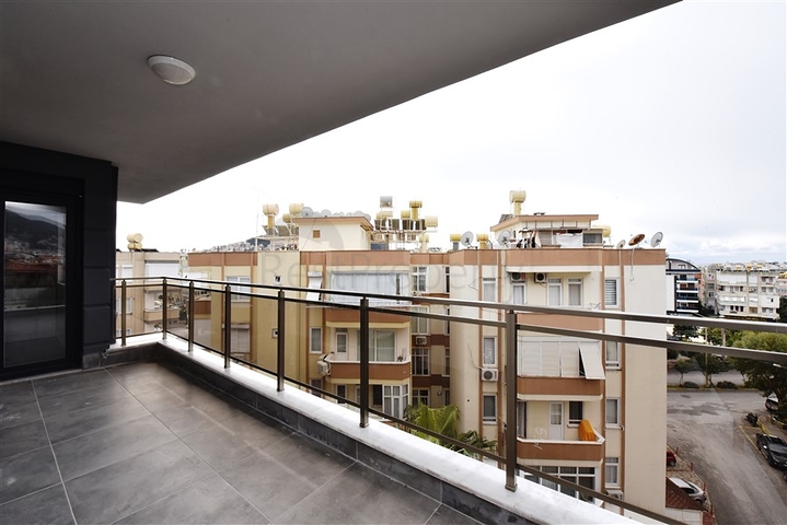 دوبلكس واسعة ضمن مجمع جديد - تصميم 6 غرف وصالتين - في مركز الانيا 