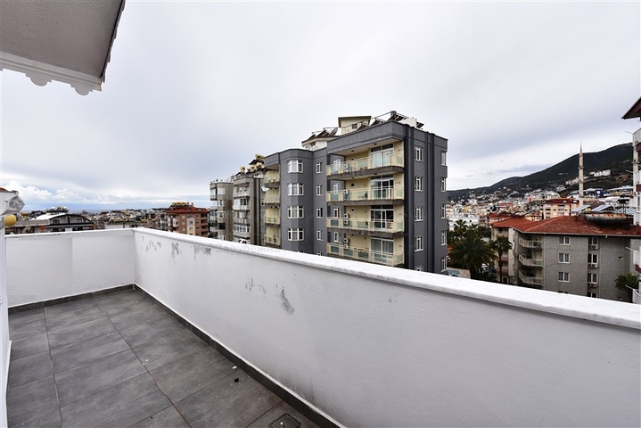 دوبلكس واسعة ضمن مجمع جديد - تصميم 6 غرف وصالتين - في مركز الانيا 