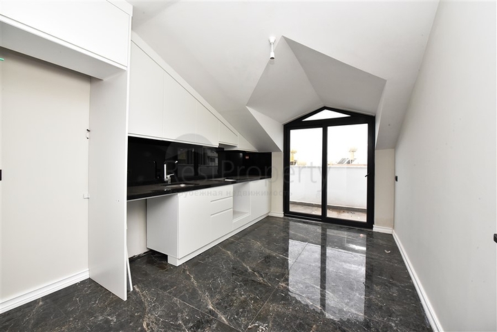 دوبلكس واسعة ضمن مجمع جديد - تصميم 6 غرف وصالتين - في مركز الانيا 