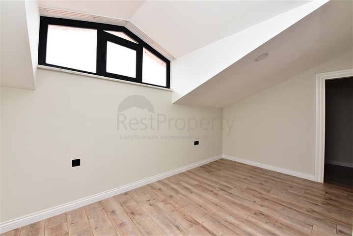 دوبلكس واسعة ضمن مجمع جديد - تصميم 6 غرف وصالتين - في مركز الانيا 