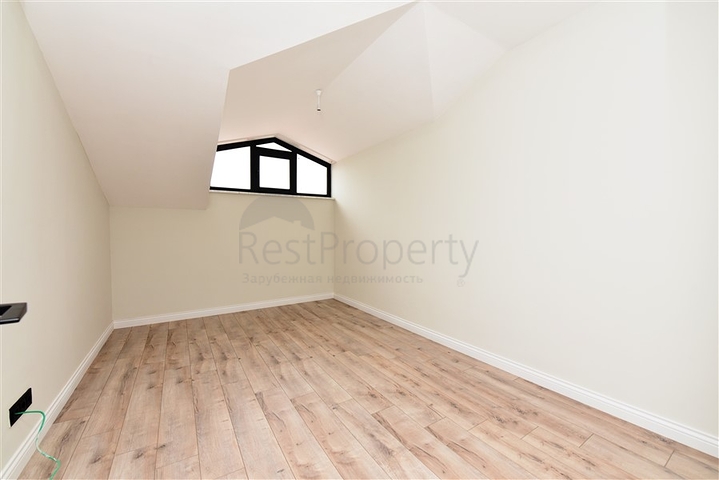 دوبلكس واسعة ضمن مجمع جديد - تصميم 6 غرف وصالتين - في مركز الانيا 