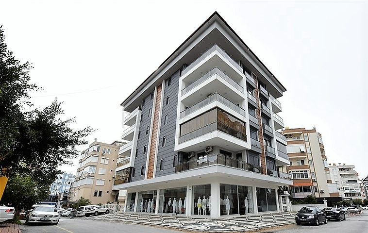 دوبلكس واسعة ضمن مجمع جديد - تصميم 6 غرف وصالتين - في مركز الانيا 