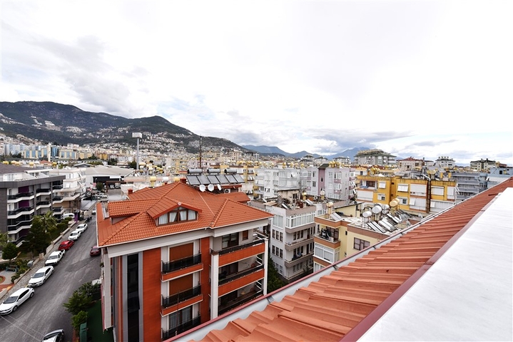 دوبلكس واسعة ضمن مجمع جديد - تصميم 6 غرف وصالتين - في مركز الانيا 