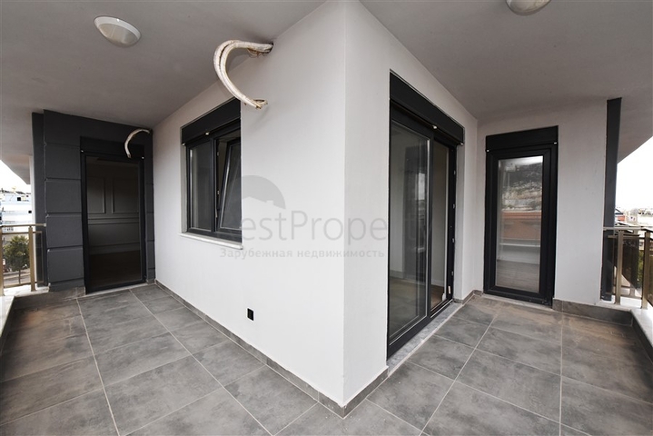 دوبلكس واسعة ضمن مجمع جديد - تصميم 6 غرف وصالتين - في مركز الانيا 