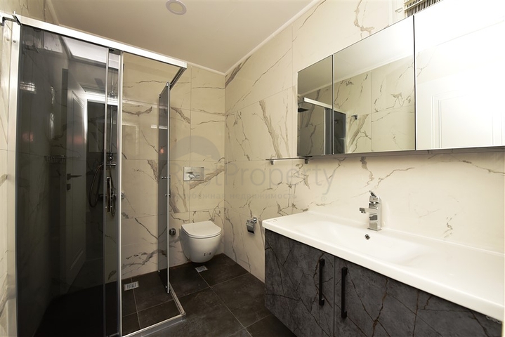 دوبلكس واسعة ضمن مجمع جديد - تصميم 6 غرف وصالتين - في مركز الانيا 