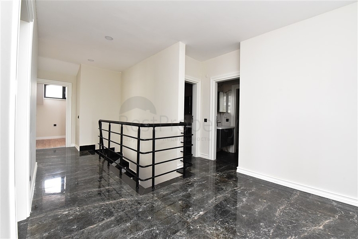 دوبلكس واسعة ضمن مجمع جديد - تصميم 6 غرف وصالتين - في مركز الانيا 