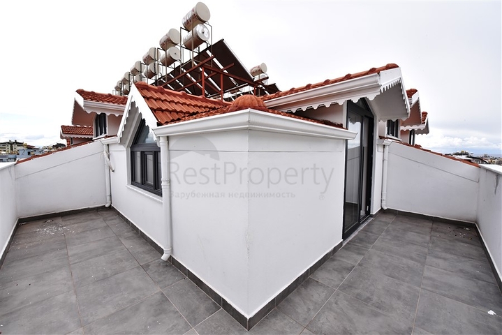 دوبلكس واسعة ضمن مجمع جديد - تصميم 6 غرف وصالتين - في مركز الانيا 