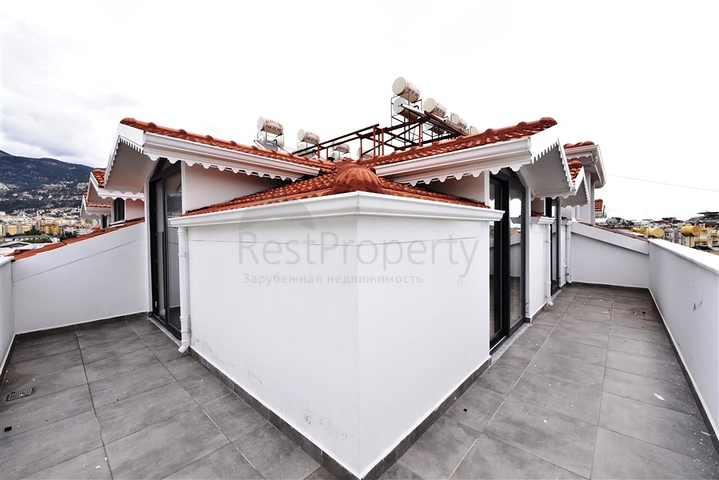 دوبلكس واسعة ضمن مجمع جديد - تصميم 6 غرف وصالتين - في مركز الانيا 