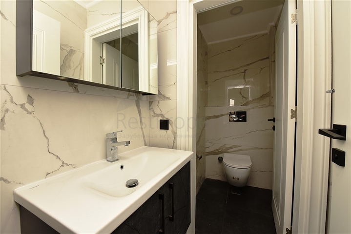 دوبلكس واسعة ضمن مجمع جديد - تصميم 6 غرف وصالتين - في مركز الانيا 