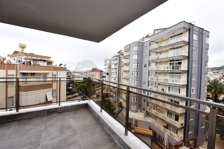 دوبلكس واسعة ضمن مجمع جديد - تصميم 6 غرف وصالتين - في مركز الانيا 