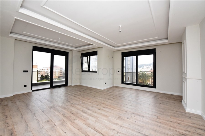 دوبلكس واسعة ضمن مجمع جديد - تصميم 6 غرف وصالتين - في مركز الانيا 