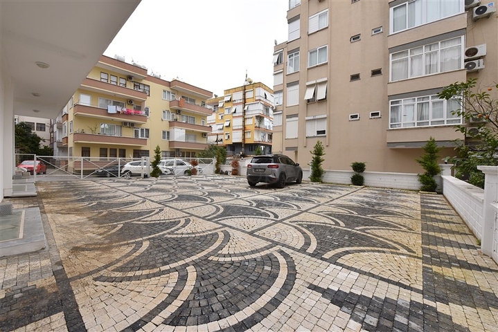 دوبلكس واسعة ضمن مجمع جديد - تصميم 6 غرف وصالتين - في مركز الانيا 