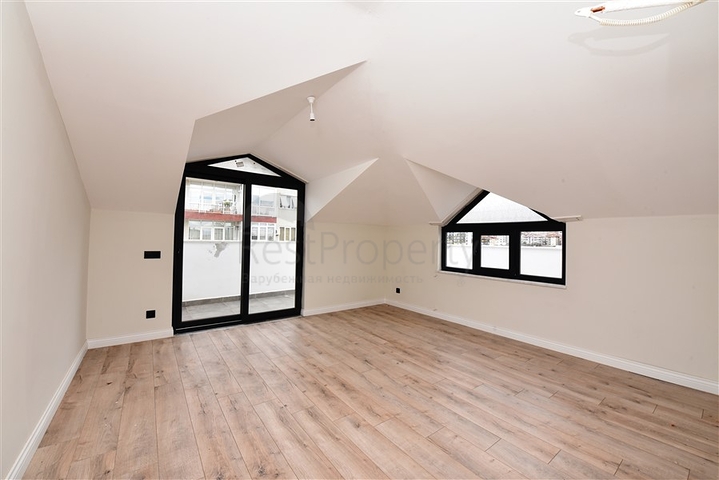 دوبلكس واسعة ضمن مجمع جديد - تصميم 6 غرف وصالتين - في مركز الانيا 